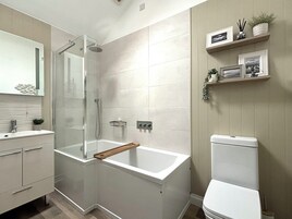 Cottage | Bathroom | Shower, hair dryer