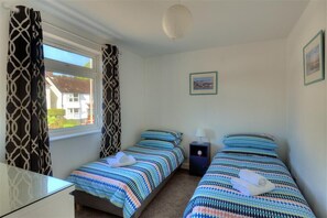 2 bedrooms, individually decorated, individually furnished, free WiFi - Upper Seascape (Lyme Regis)