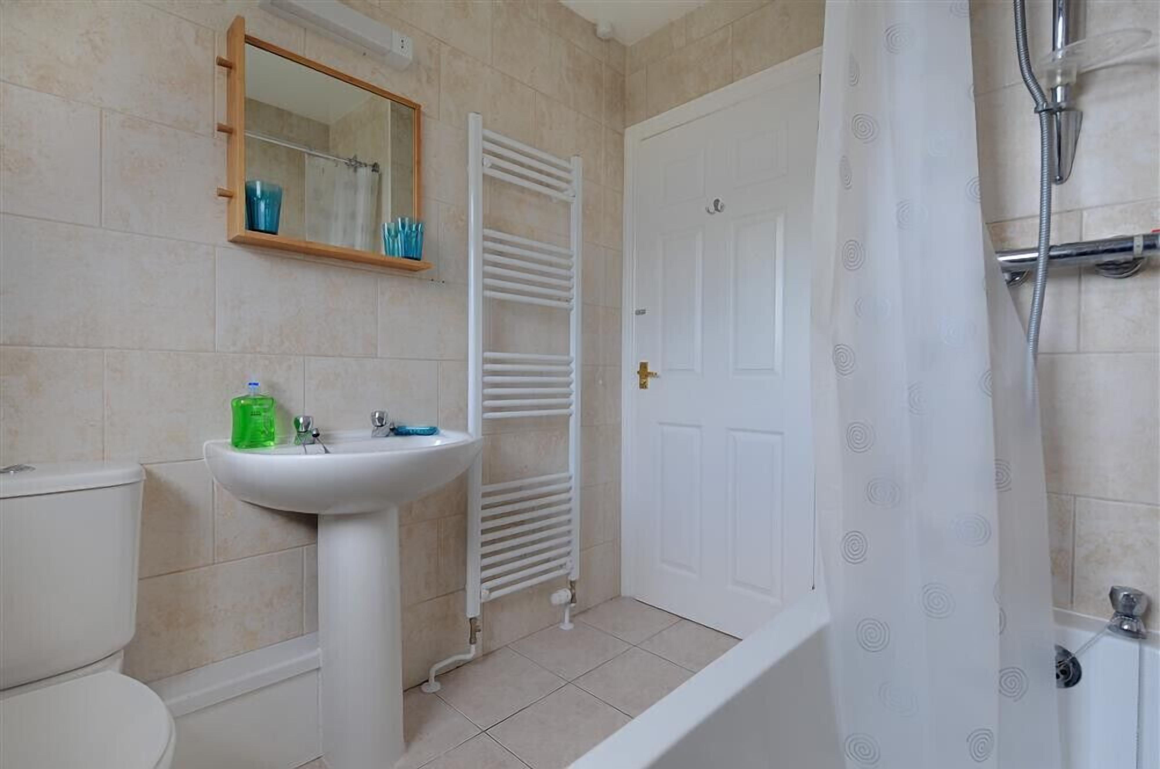 Cottage | Bathroom | Shower, hair dryer