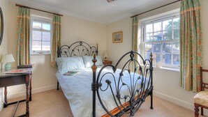 Unclassified image, 5 of 20, button - Blacksmiths Cottage (Lyme Regis)