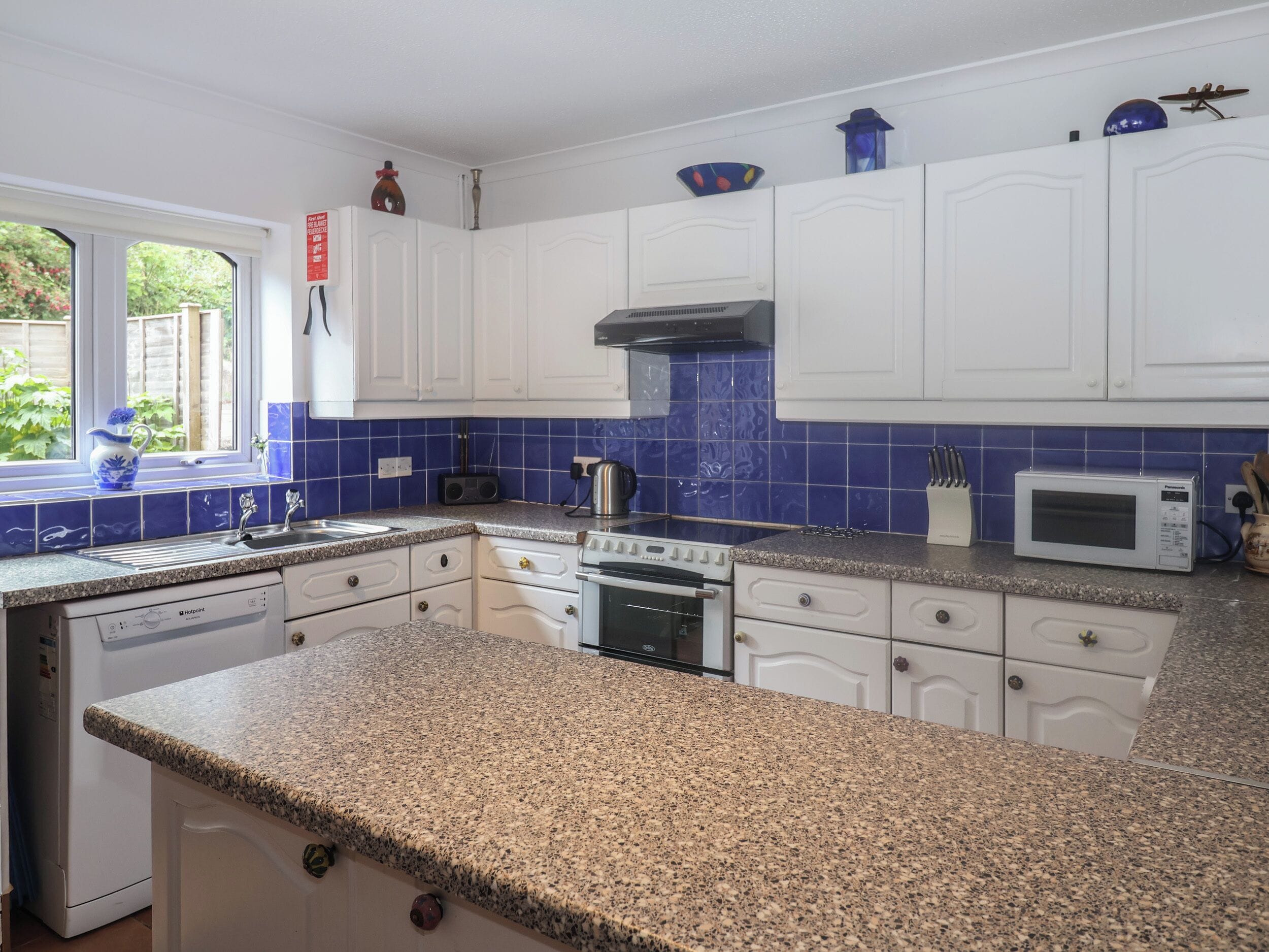 Ψυγείο, πλυντήριο πιάτων, σκεύη μαγειρικής/πιάτα/κουζινικά