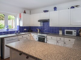 Refrigerador, lavavajillas, utensilios de cocina