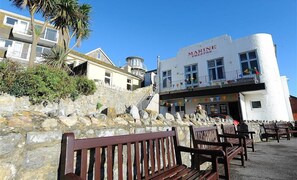 Le Marine Theatre est un bâtiment blanc doté d’un balcon et d’une enseigne sur laquelle on peut lire « MARINE THEATRE ».