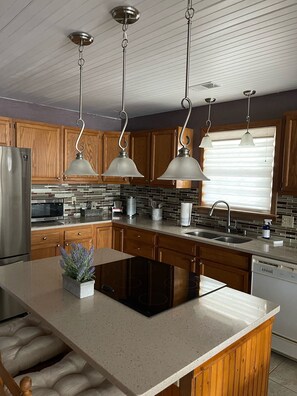 Frigorifero, forno, piano cottura, lavastoviglie