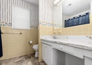 وحدات دش مع أحواض استحمام، مناشف، صابون