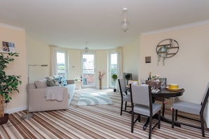Comfort-huoneisto, oma kylpyhuone, näköala satamaan ( Ocean Way Apartment) | Lounge