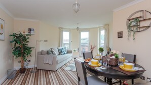 Appartement Confort, salle de bains privée, vue port ( Ocean Way Apartment) | Bar lounge