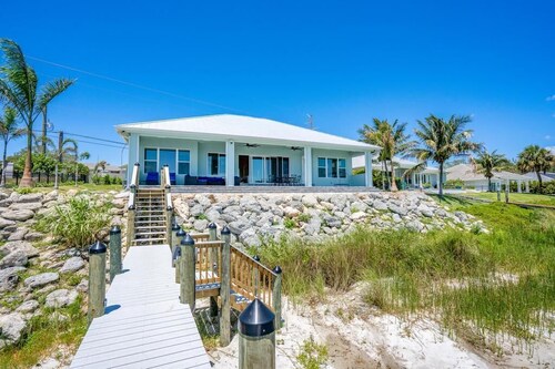  Casamigos. Luxury waterfront-Swim with Dolphins-Private Beach. Pet Friendly!