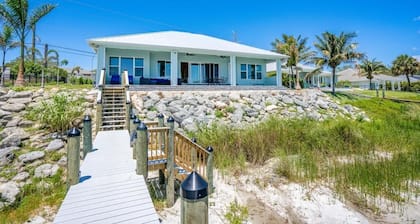 Casamigos. Luxury waterfront-Swim with Dolphins-Private Beach. Pet Friendly!