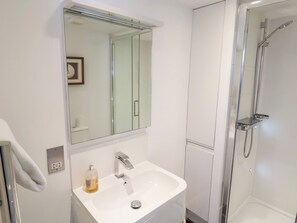 Cottage | Kamar mandi | Shower dan pengering rambut