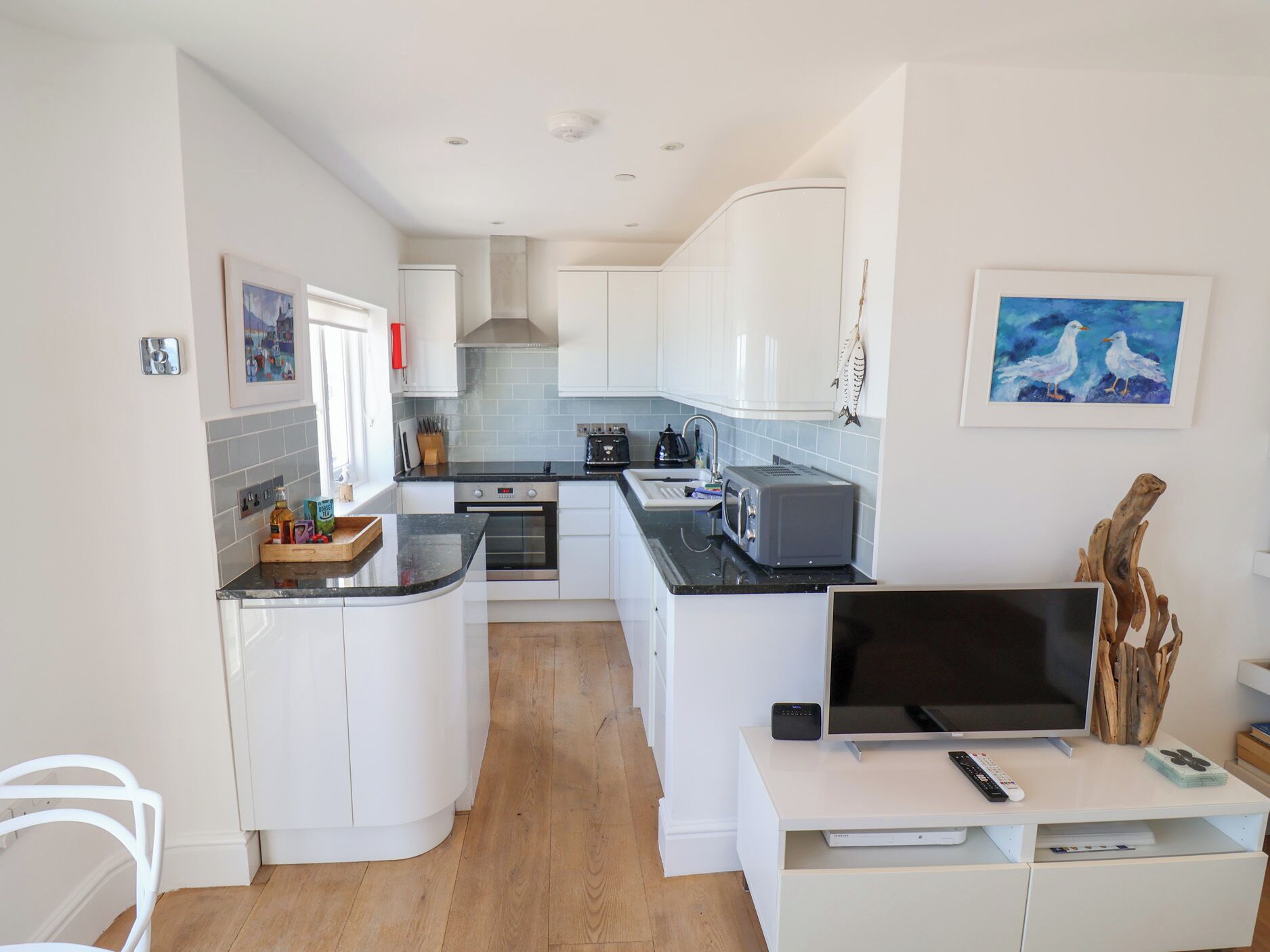 Refrigerador, lavavajillas, utensilios de cocina