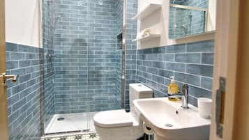 Cottage | Bathroom | Shower, hair dryer