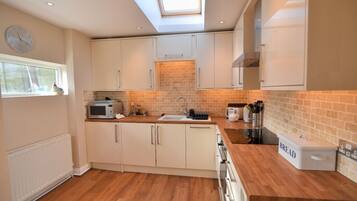 Cottage | Bếp riêng | Tủ lạnh, máy rửa bát, dụng cụ nấu nướng/bát dĩa/dao nĩa