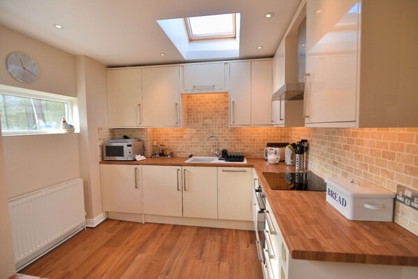 Cottage | Private kitchen | Fridge, dishwasher, cookware/dishes/utensils - The Bolthole (Lyme Regis)