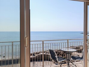 Outdoor dining - Watersmeet (Lyme Regis)