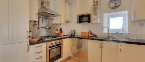 Cottage | Private kitchen | Fridge, dishwasher, cookware/dishes/utensils