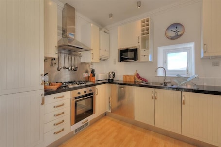Cottage | Private kitchen | Fridge, dishwasher, cookware/dishes/utensils
