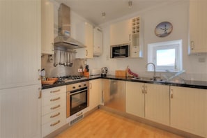 村舍 | 私人厨房 | 冰箱、洗碗机、厨具/餐具