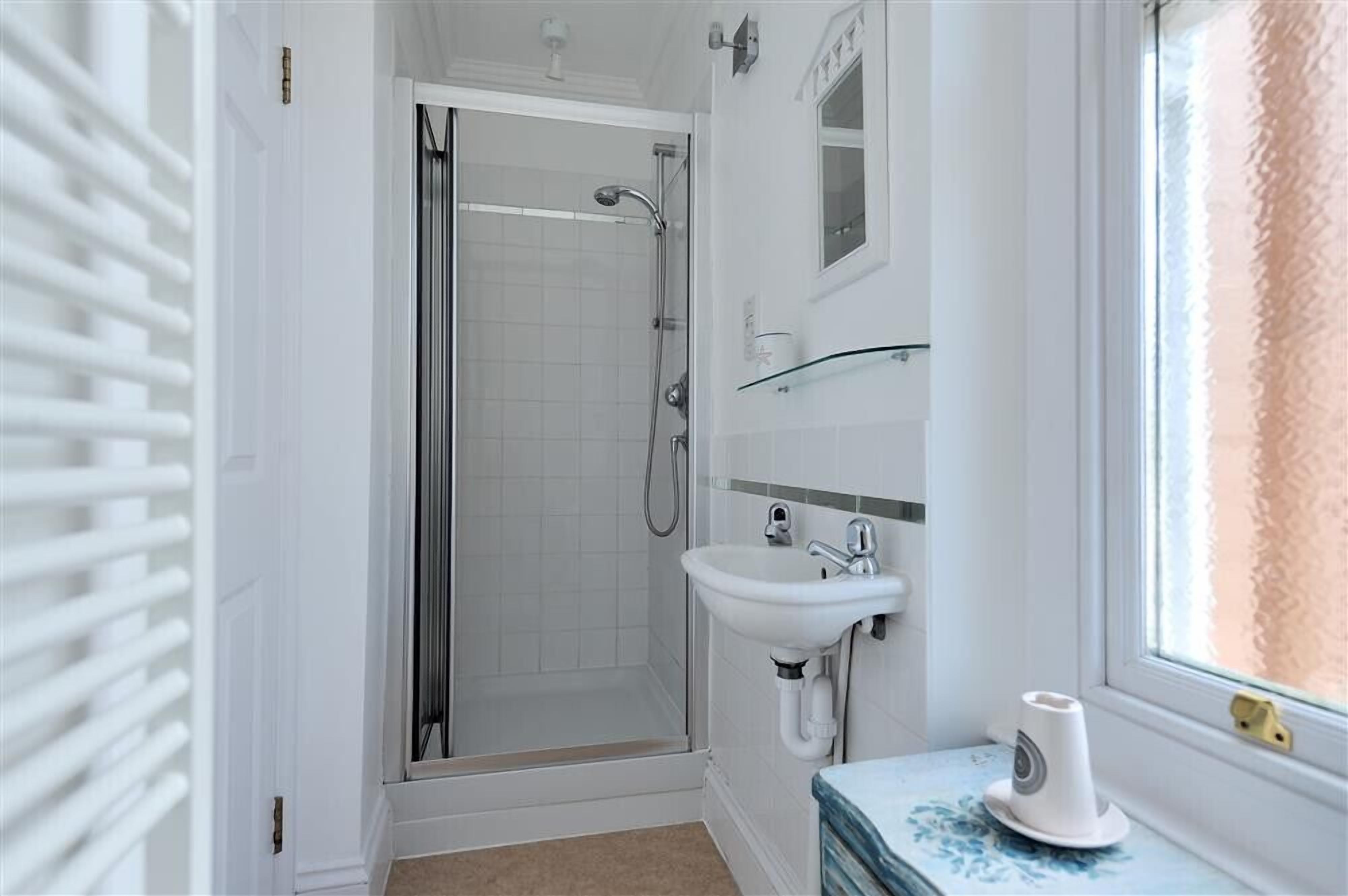 Cottage | Bathroom | Shower, hair dryer, toilet paper