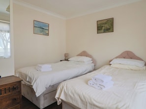 Cottage | 2 bedrooms, WiFi (free), individually decorated, individually furnished