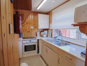 Cottage | Private kitchen | Fridge, cookware/dishes/utensils