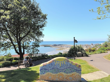 Cottage | Beach | Beach nearby. 4/5 Georges Square