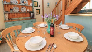 Cottage | Dining - 4/5 Georges Square (Lyme Regis)