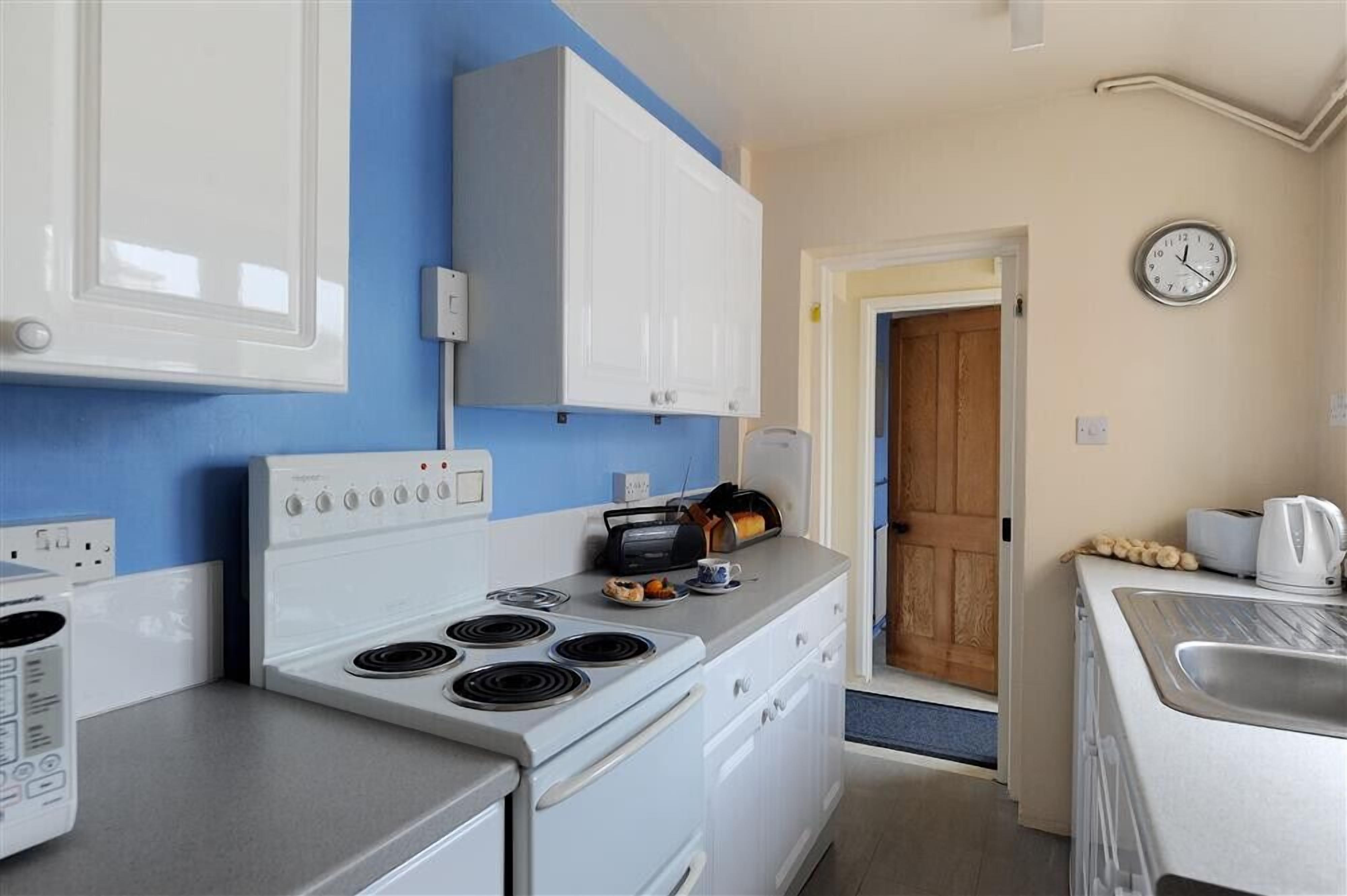 Cottage | Private kitchen | Fridge, cookware/dishes/utensils