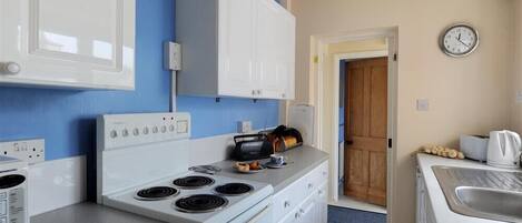 Cottage | Private kitchen | Fridge, cookware/dishes/utensils