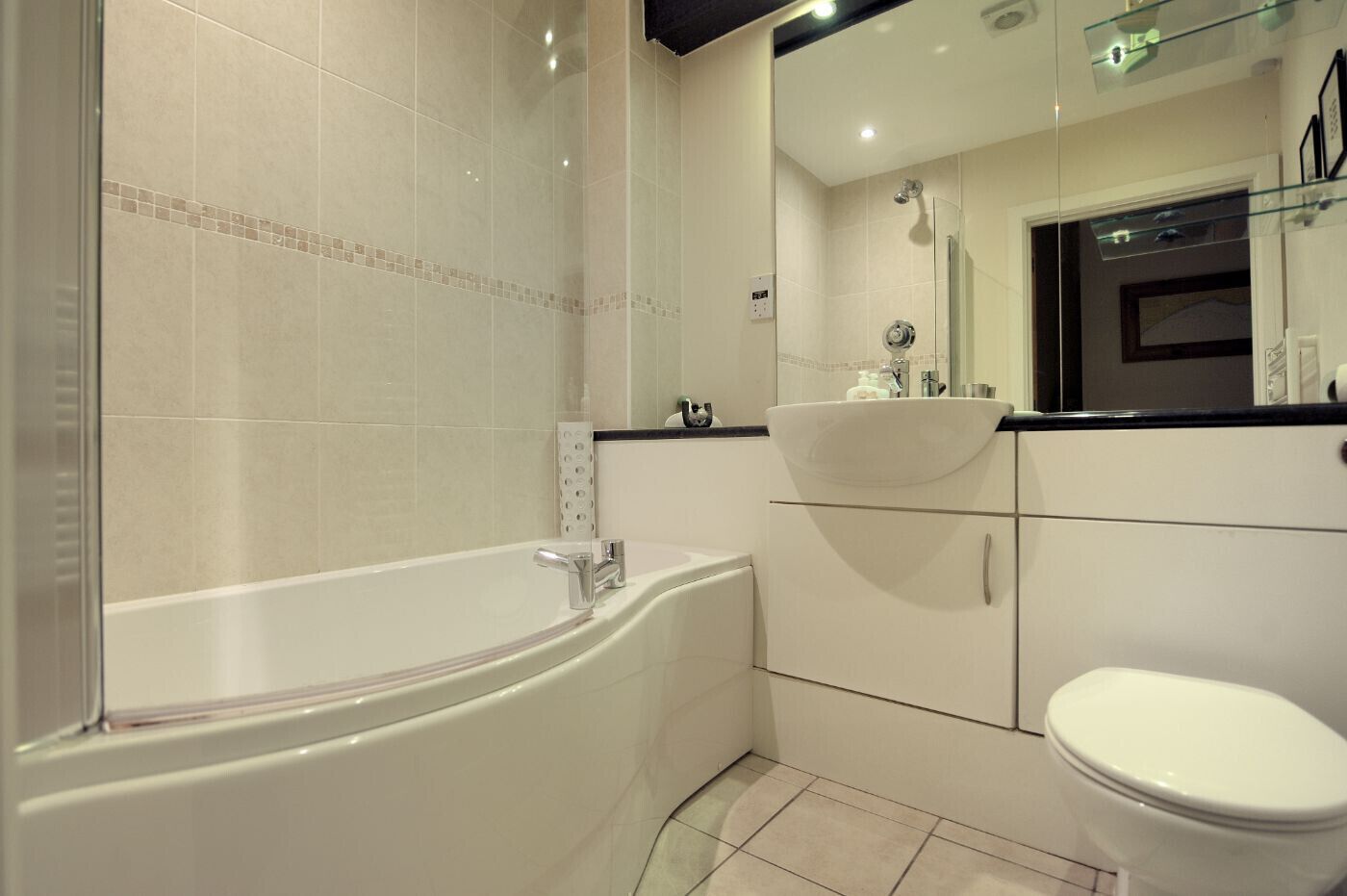 Une salle de bain moderne avec une baignoire, un lavabo et des toilettes.