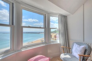 3 bedrooms, individually decorated, individually furnished, free WiFi - Ross House (Lyme Regis)