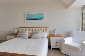 3 bedrooms, individually decorated, individually furnished, free WiFi - Ross House (Lyme Regis)