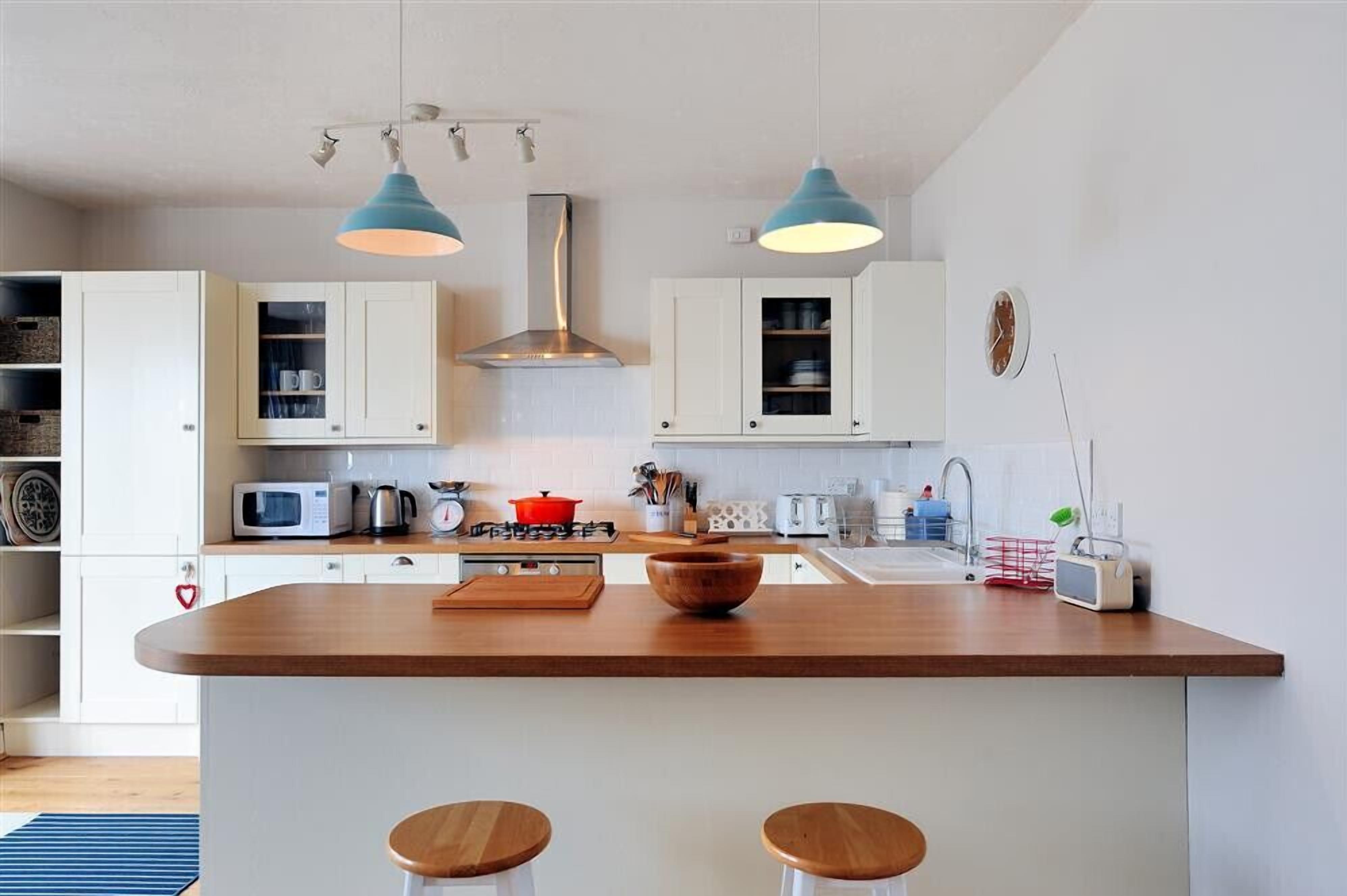 Cottage | Private kitchen | Fridge, microwave, dishwasher, cookware/dishes/utensils