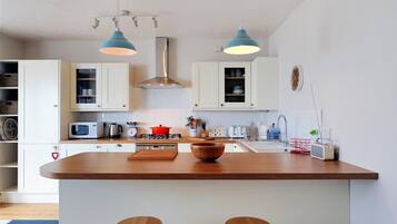 Cottage | Private kitchen | Fridge, microwave, dishwasher, cookware/dishes/utensils