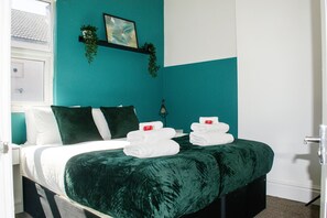 Comfort House, Private Bathroom | 2 bedrooms - Entire Modern Liverpool Holiday Business Home (Liverpool)