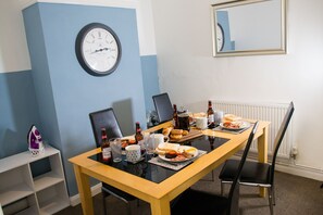 Casa conforto, banheiro privativo | Restaurante