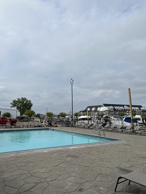 Una piscina al aire libre, una piscina climatizada