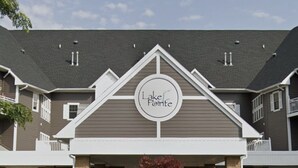 Um edifício com uma placa que diz "Lake Pointe".