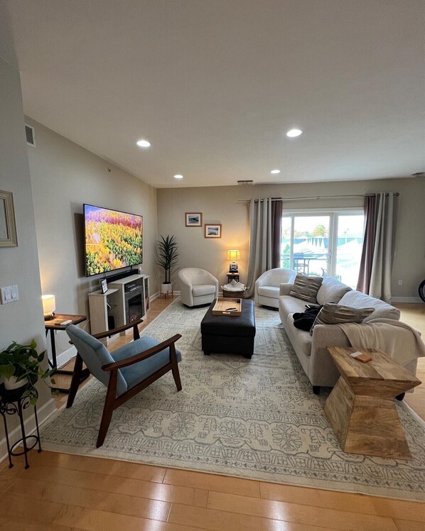 Smart TV, fireplace, books, music library