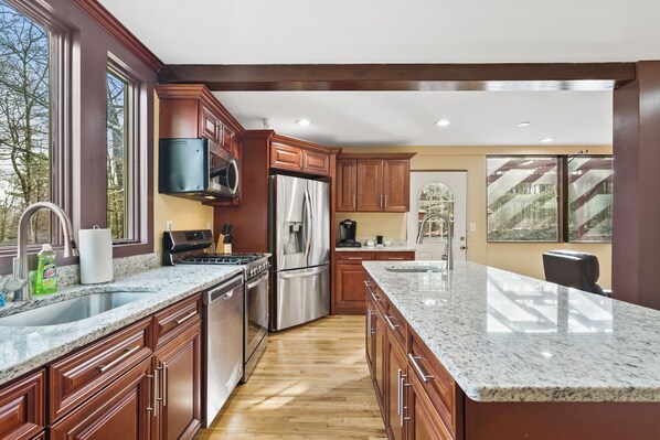 雪櫃、微波爐、焗爐、爐具