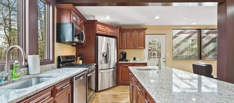 Large Catskills Private Property. Sunset Estate! ❤️ 5 Star, Hottub, Island, ski