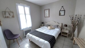 2 quartos, ferros/tábuas de passar roupa, berço de viagem