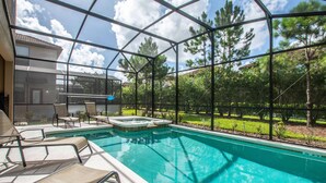 Piscina com espreguiçadeiras e hidromassagem, rodeada por um ambiente de vidro com vista para árvores e um edifício.