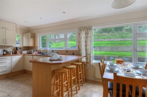 Casa de campo | Cocina privada | Refrigerador, lavavajillas y utensilios de cocina 