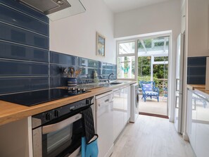 Stuga | Eget kök | Kylskåp, diskmaskin och grytor/köksredskap