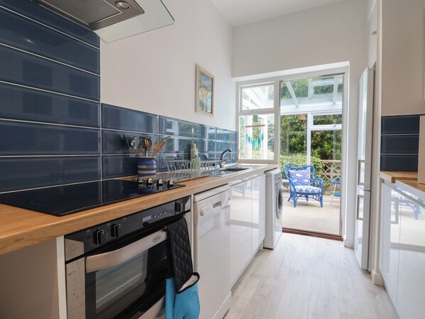 Cottage | Private kitchen | Fridge, dishwasher, cookware/dishes/utensils