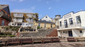 Une ville côtière qui présente une grande diversité d’édifices, notamment un théâtre et des immeubles d’habitation.