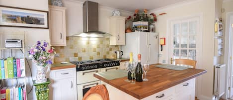 Cottage | Private kitchen | Fridge, dishwasher, cookware/dishes/utensils