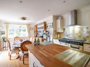 Cottage | Cucina privata | Frigorifero, microonde, lavastoviglie, pentole/stoviglie/utensili
