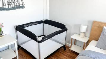 2 bedrooms, desk, iron/ironing board, WiFi